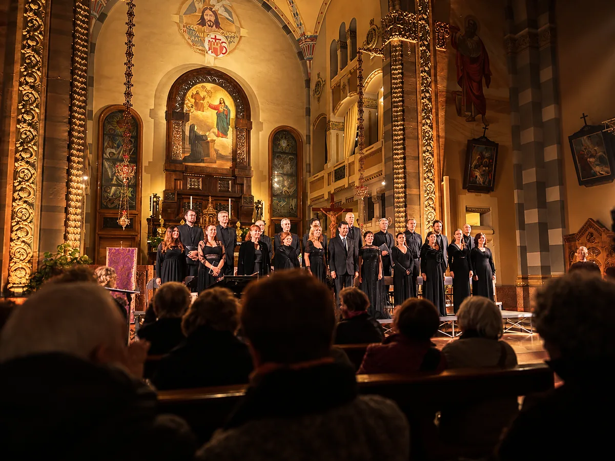 Il coro davanti all'altare, visto dalle ultime file
