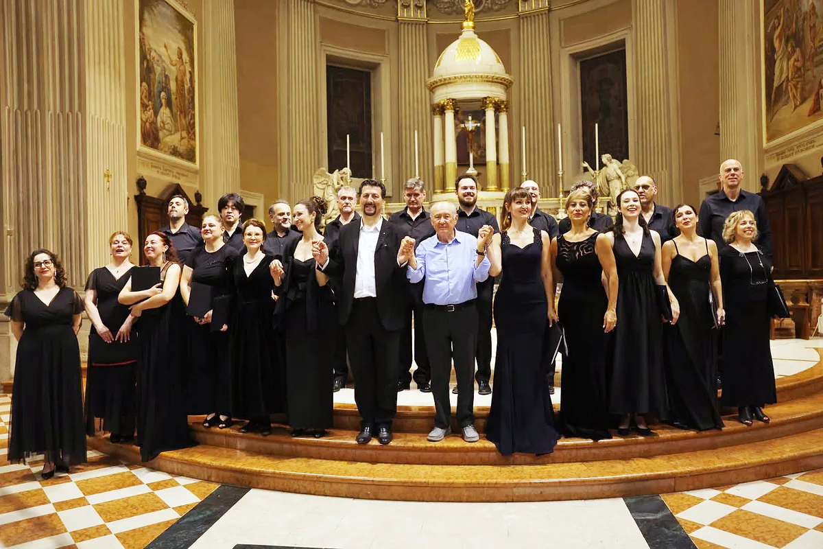 Il coro sui gradini dell'altare maggiore della chiesa di San Giovanni Battista a Robecco sul Naviglio