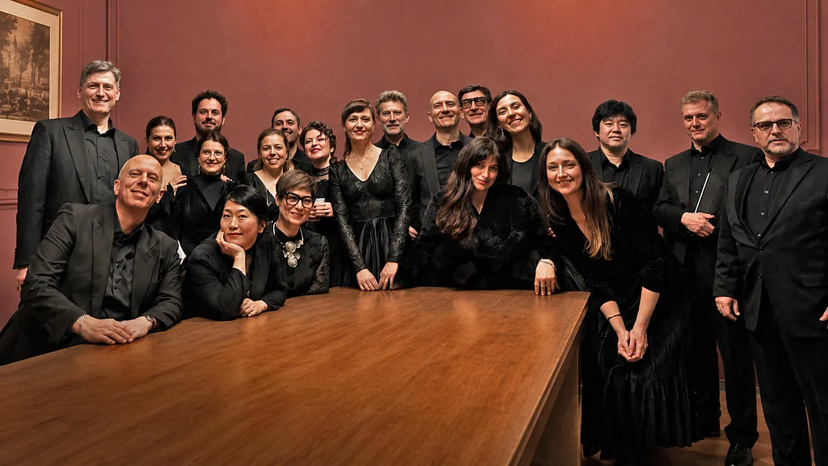 Foto di gruppo degli artisti del Coro Filarmonico G.B. Pergolesi, in abito da concerto