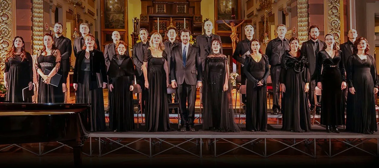 Il coro schierato davanti all'altare, con il pianoforte in primo piano