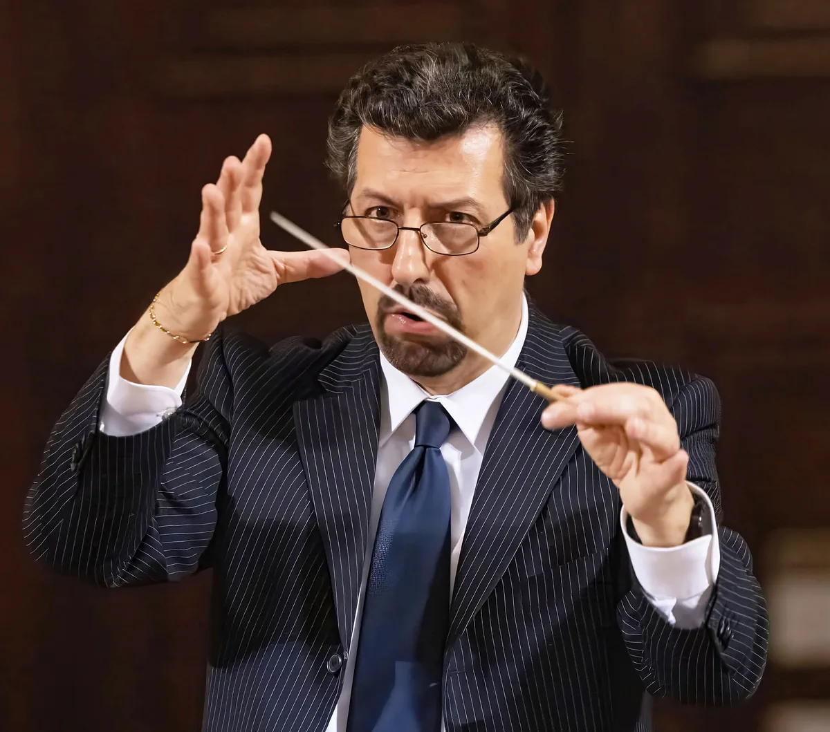 Il M° Gianmario Cavallaro dirige con la bacchetta