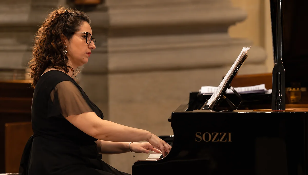 Greta Raciti al pianoforte durante il concerto di Robecco sul Naviglio
